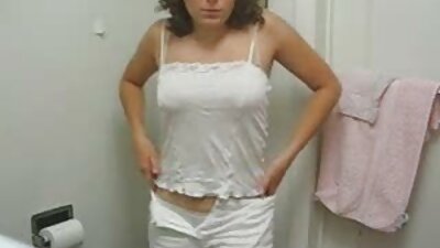 Idősebb perverz férfiak bemutatják a fiatal lányt egy csoportos bummnak szex fimek